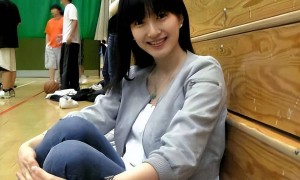 曝江疏影与某著名导演及友人聚餐，素颜略显憔悴，38岁仍单身！