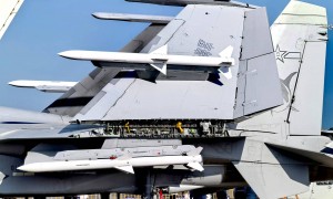 霹雳-15强在哪？国产新款空空导弹能打400公里，美军来了也吃亏？