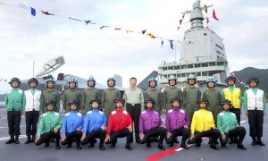 我国第一艘电磁弹射型航空母舰入列 习近平出席入列授旗仪式并登舰视察