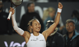 7次交锋首胜萨巴伦卡 郑钦文晋级WTA1000罗马站四强
